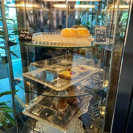 De Luxe 4 Plaza Apartment *